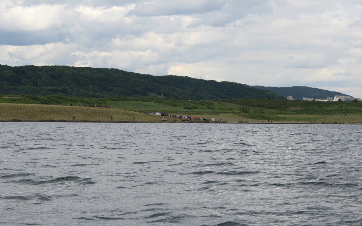 Tisíce lidí otevřely v sobotu Jezero Milada. Foto: Petr Sochůrek